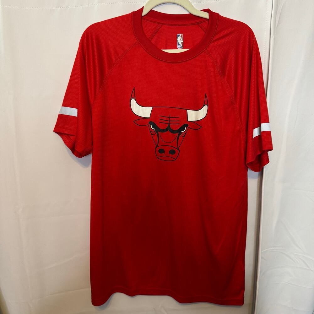 Chicago Bulls NBA  Red Logo Tee Shirt Mens Large Polyester Athletic Fit